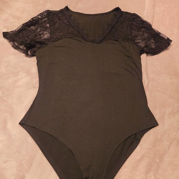 Skue Curve OXL Bodysuit with lace sleeves and snaps - Picture 2 of 4